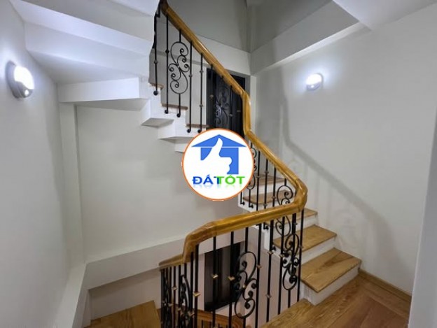 Nhà đẹp Lạc Long Quân, DT30m², 5 tầng, 3P. ngủ, ô chờ thang máy (11 tỷ)