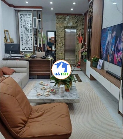 NHÀ MỚI, THANG MÁY, MỖI TẦNG 1 PHÒNG RỘNG — Ở SƯỚNG HƠN NHIỀU CĂN DIỆN TÍCH LỚN