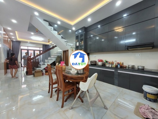 Bán nhà mặt phố đường số 13, Long Bình, Thủ Đức, TP HCM. DT 105m2, 4 tầng. Giá