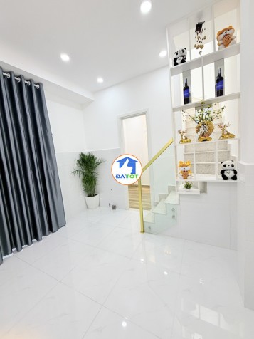 NHÀ MỚI ĐẸP CẠNH MẶT TIỀN TRUNG TÂM TÂN BÌNH, 2 TẦNG KIÊN CỐ 2PN( 1 PN DƯỚI