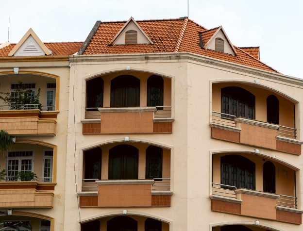 Nhà một trệt một lầu mái ngói, sân trước nhỏ có chỗ đỗ xe máy