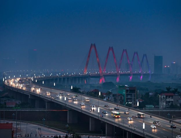 Dãy nhà phố Việt Nam trong con hẻm buổi sáng, xe máy đỗ trước cửa