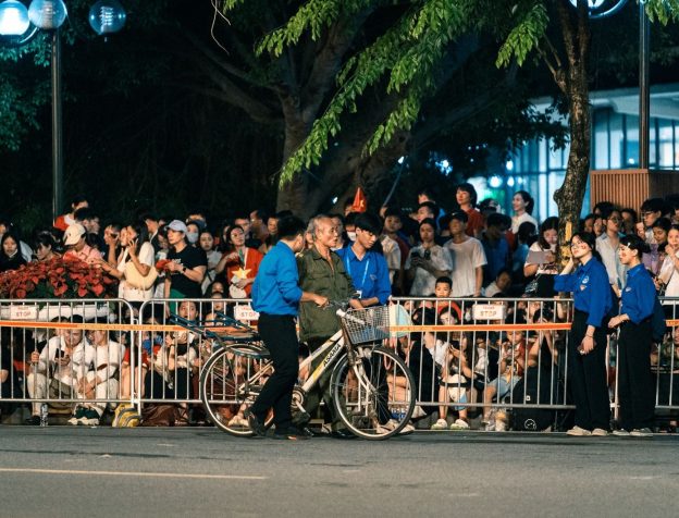 Người dân chờ làm thủ tục tại bộ phận một cửa hành chính