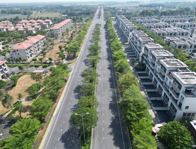 Dãy nhà phố liền kề trong khu dân cư Việt Nam dưới nắng chiều