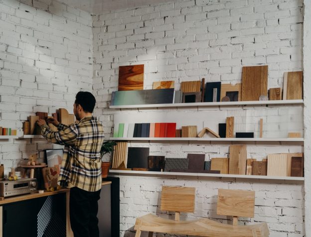 Cận cảnh mẫu ván công nghiệp và mẫu gỗ tự nhiên đặt cạnh nhau
