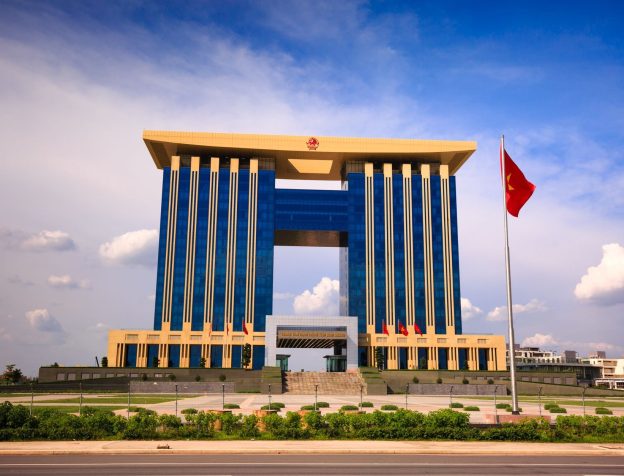 Người dân xếp hàng làm thủ tục tại quầy hành chính công