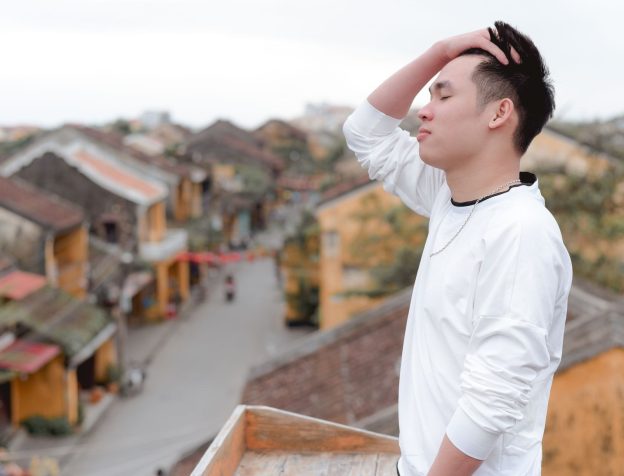 Người đàn ông ghi chú vào sổ tay khi đứng trước căn nhà cần xem