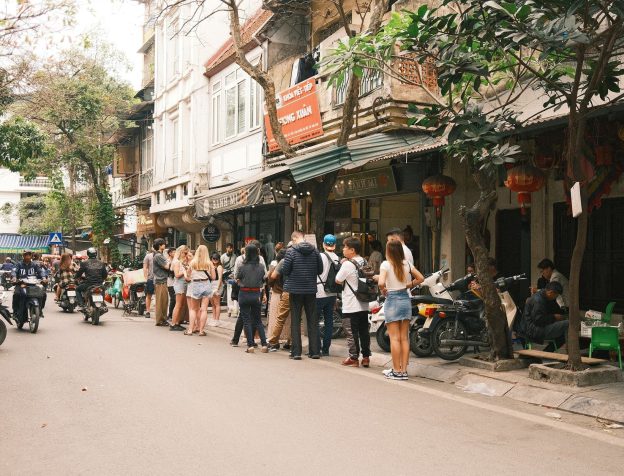 Quầy tiếp nhận hồ sơ hành chính công với người dân xếp hàng chờ