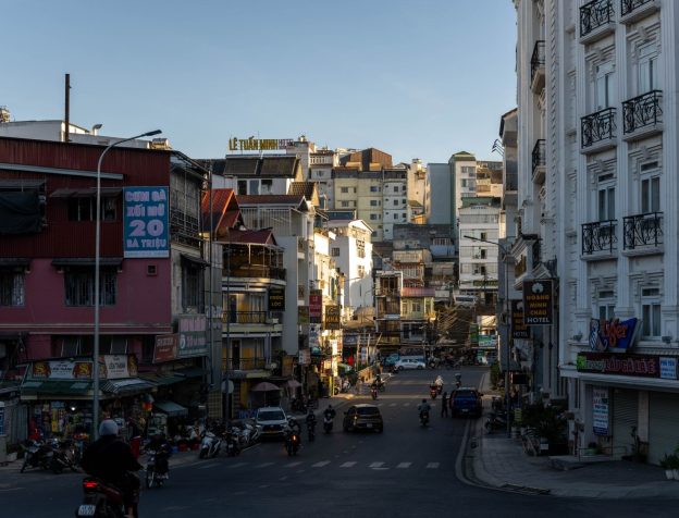 Dãy nhà phố liền kề trong khu dân cư Việt Nam dưới nắng chiều