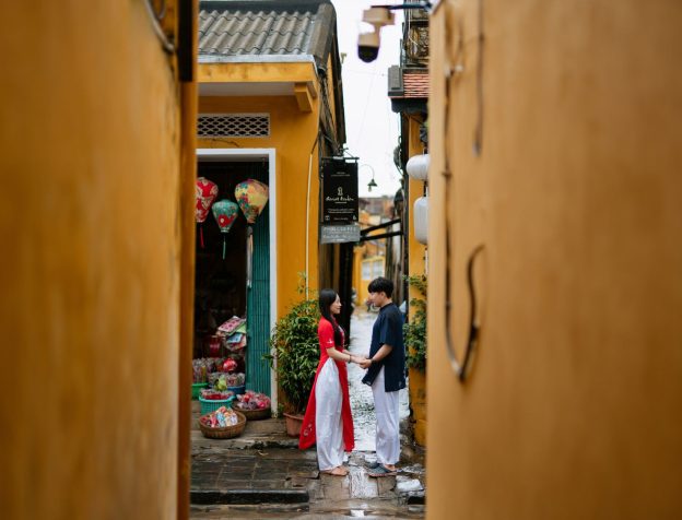 Người mua và môi giới đứng xem một căn nhà trong hẻm nhỏ