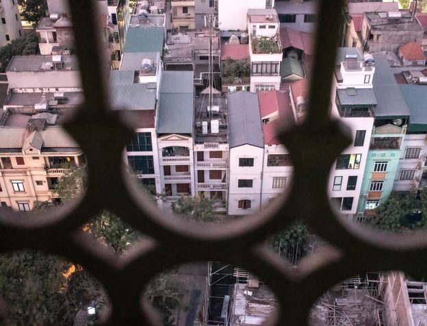 Khu dân cư đông đúc nhìn từ trên cao với mái nhà san sát